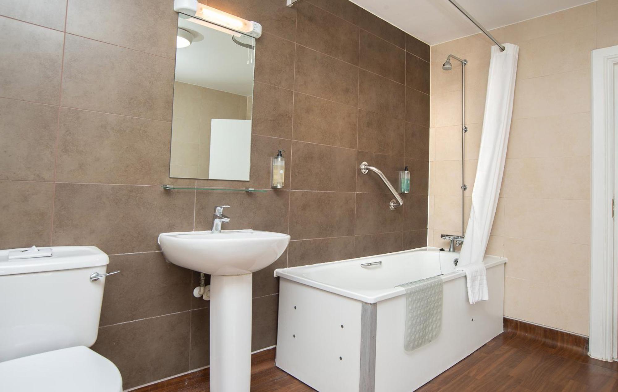 Foley Arms Hotel Грейт Малвърн Екстериор снимка